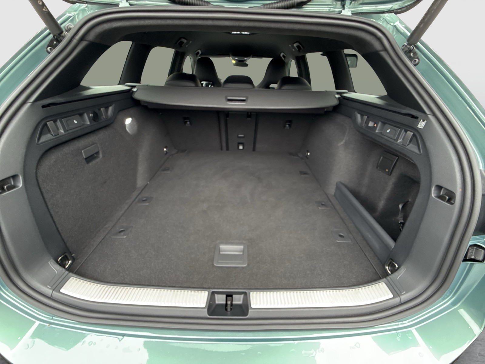 Volkswagen Passat Variant 2.0 R-LINE 4X4 NEUESMODELL AHK 19Z