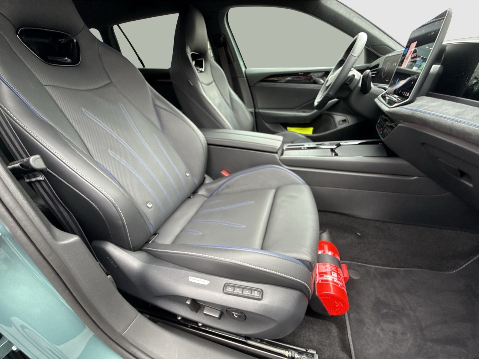 Volkswagen Passat Variant 2.0 R-LINE 4X4 NEUESMODELL AHK 19Z