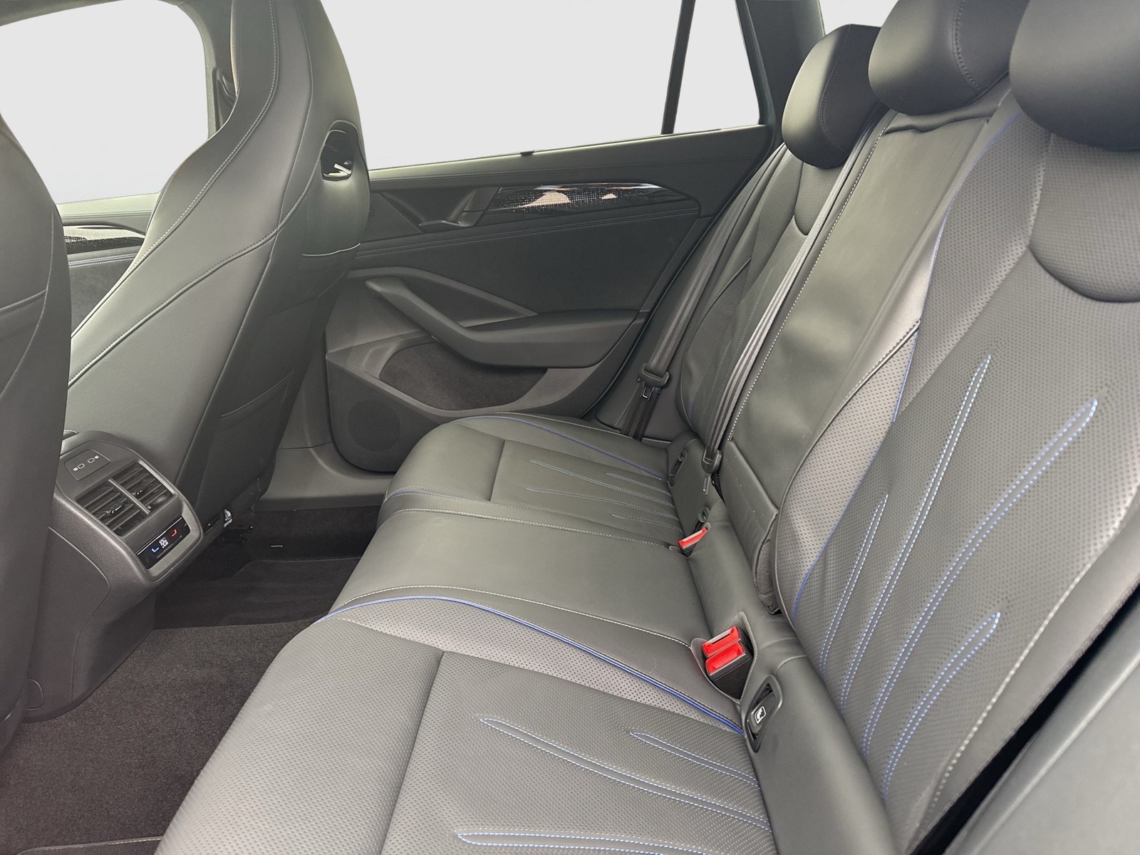 Volkswagen Passat Variant 2.0 R-LINE 4X4 NEUESMODELL AHK 19Z