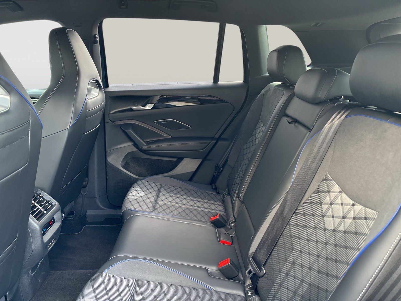 Volkswagen Tiguan 1.5 HYBRID R-LINE BLACK STYLE AHK 360°CAM