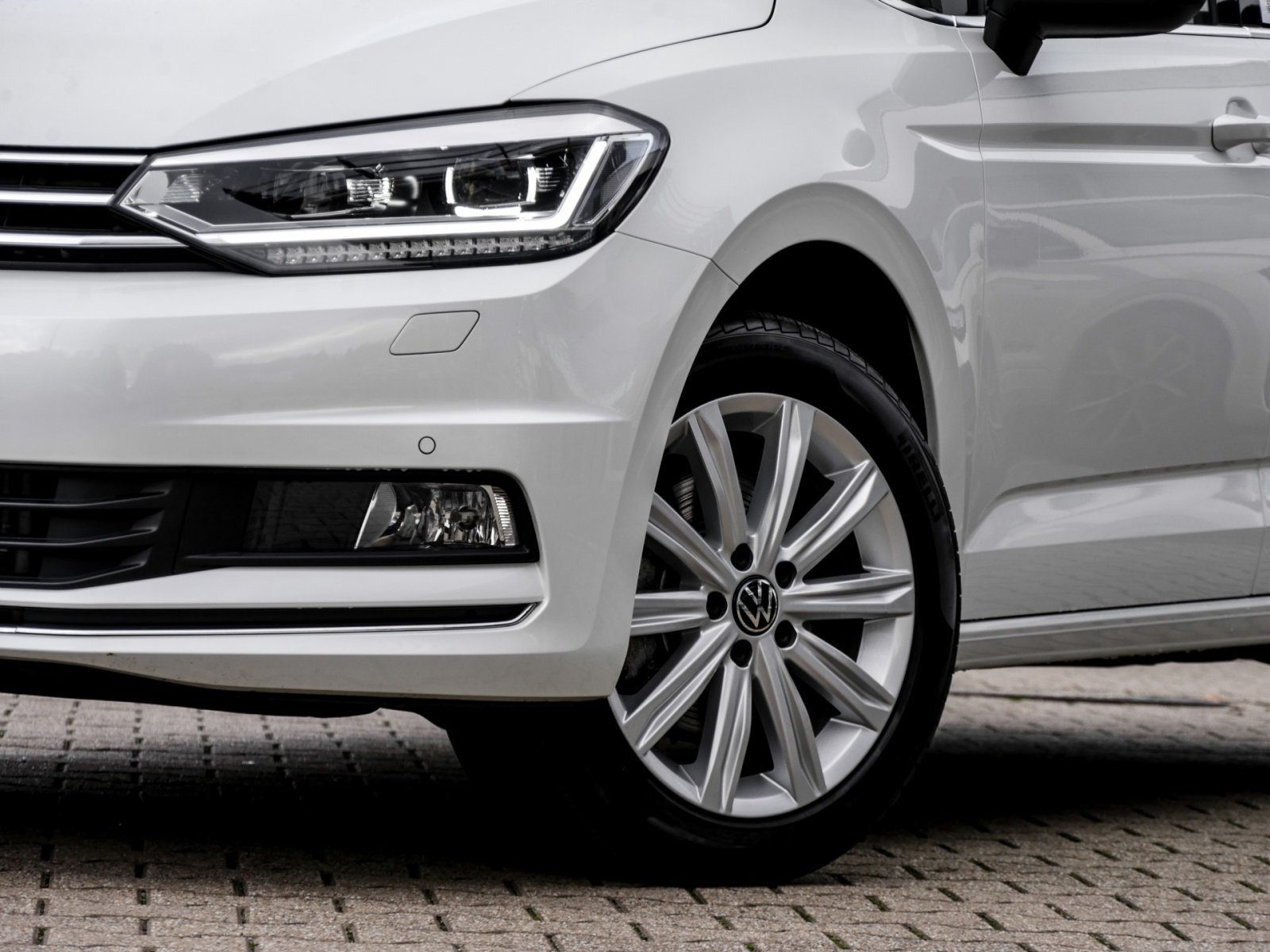 Volkswagen Touran 2.0 HIGHLINE 7SITZE AHK CAM ACC LM17 NAVI