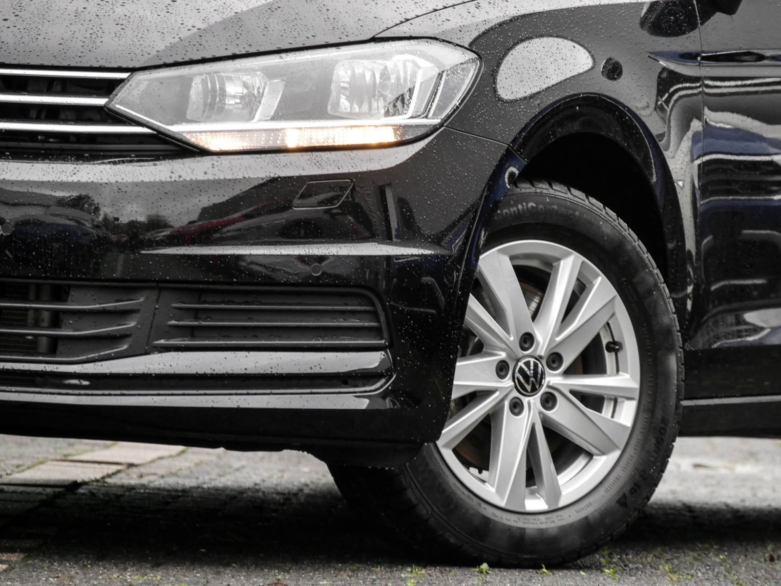 Volkswagen Touran 1.5 COMFORTLINE 7SITZE AHK CAM ACC NAVI