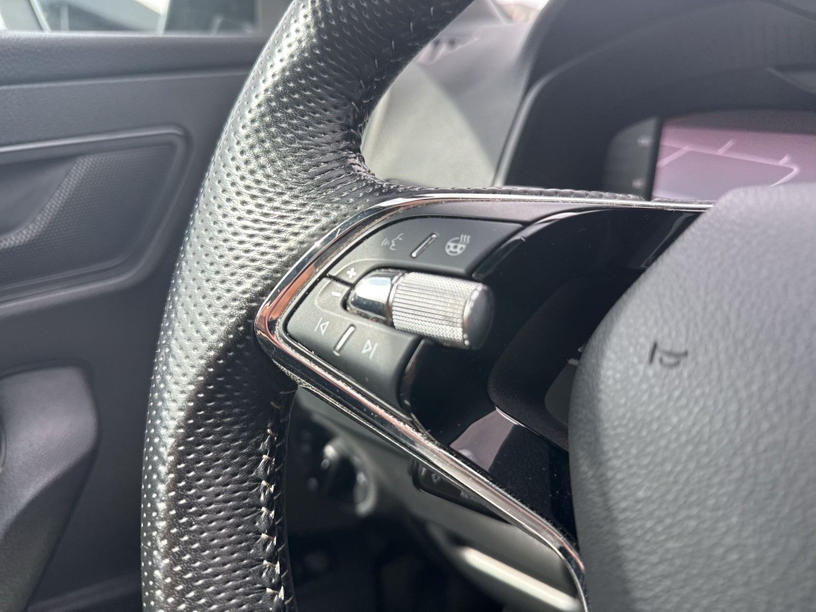 Skoda Karoq 2.0 SPORTLINE 4X4 LEDER PANO AHK 360°CAM