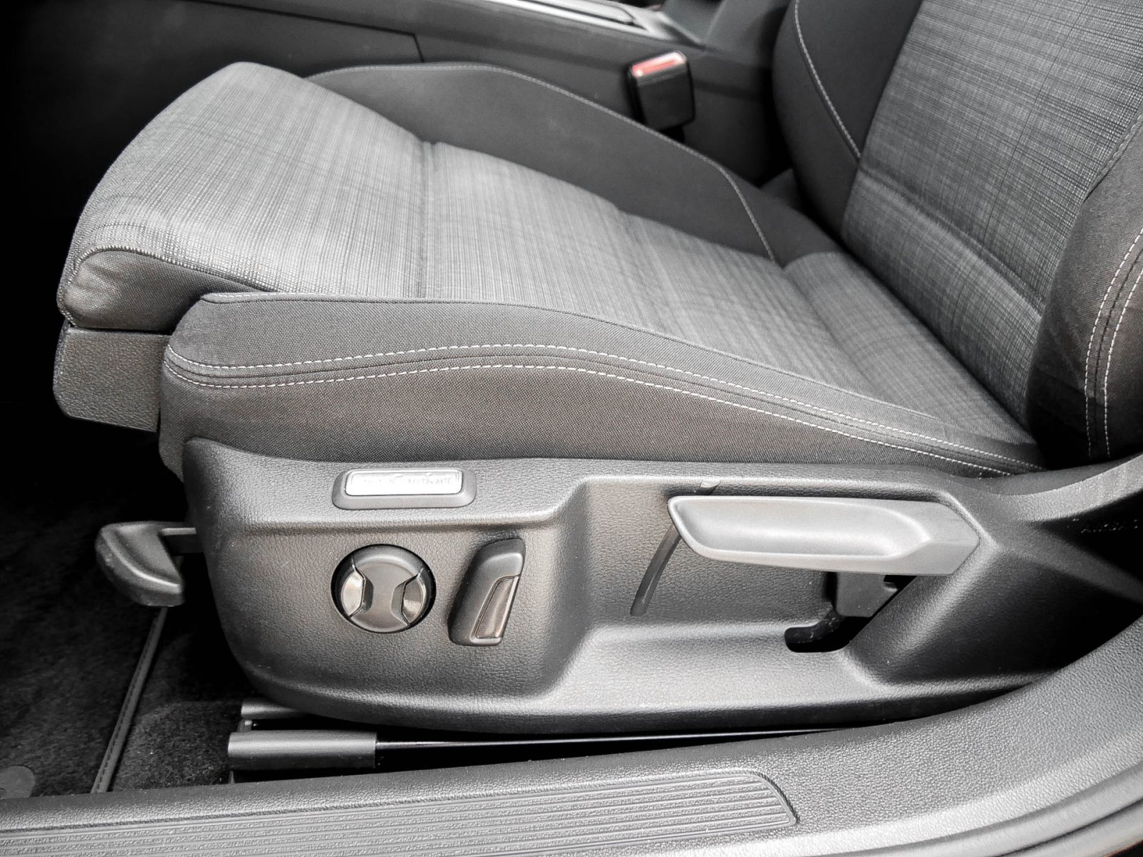 Volkswagen Passat Variant 1.5 Business NAVI AHK ALU LED