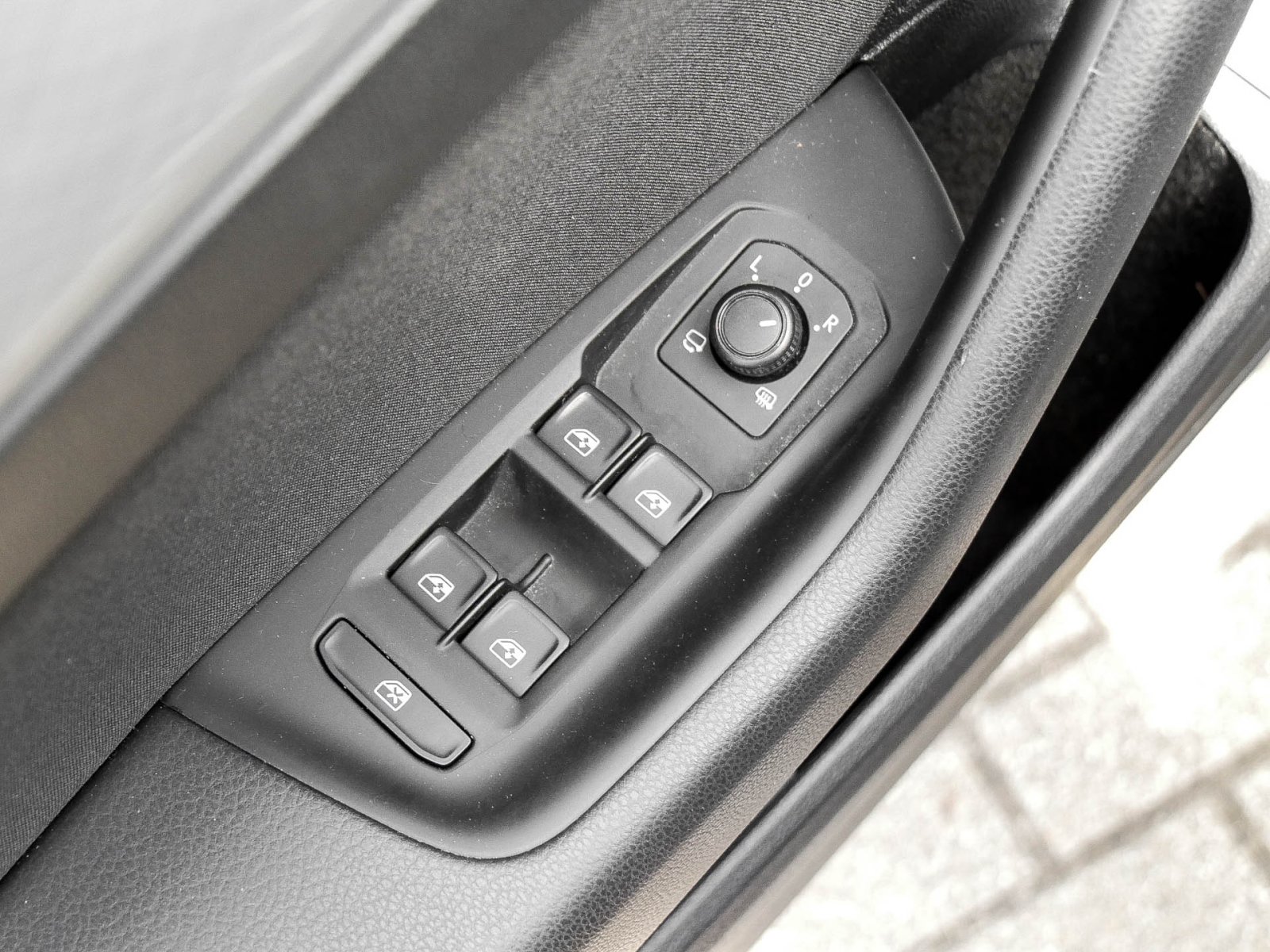 Volkswagen Passat Variant 1.5 Business NAVI AHK ALU LED