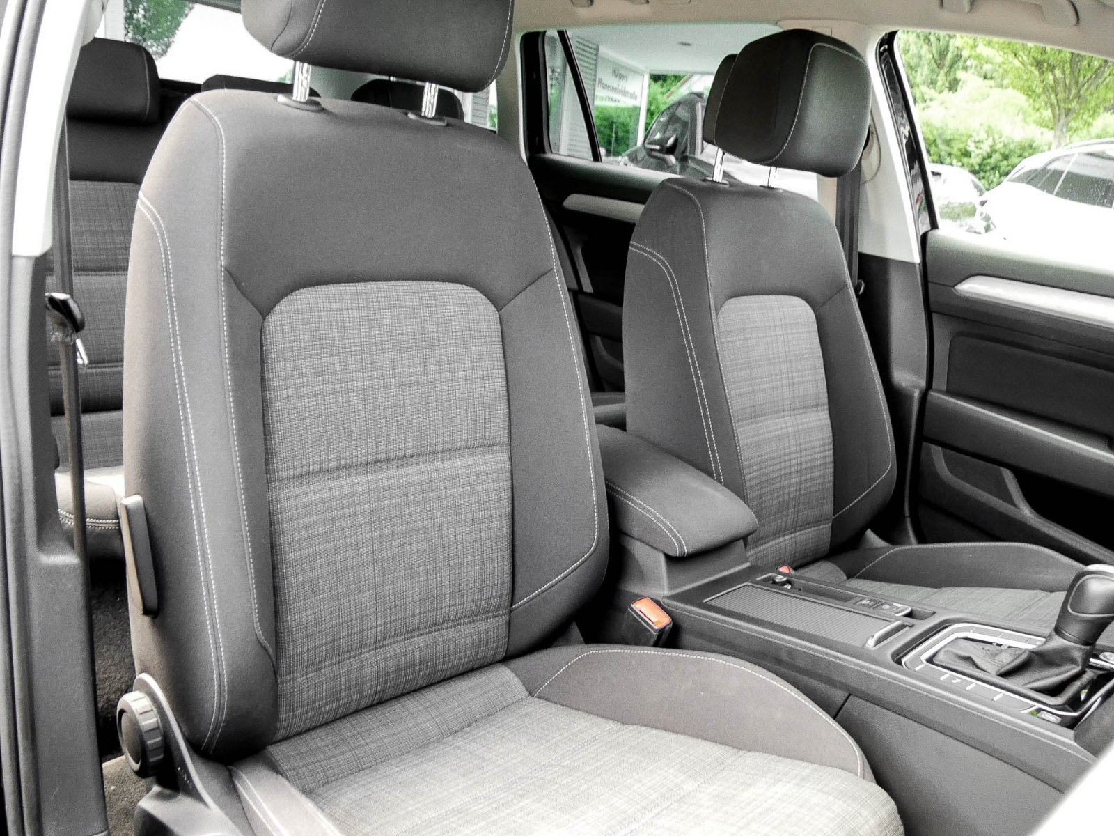 Volkswagen Passat Variant 1.5 Business NAVI AHK ALU LED