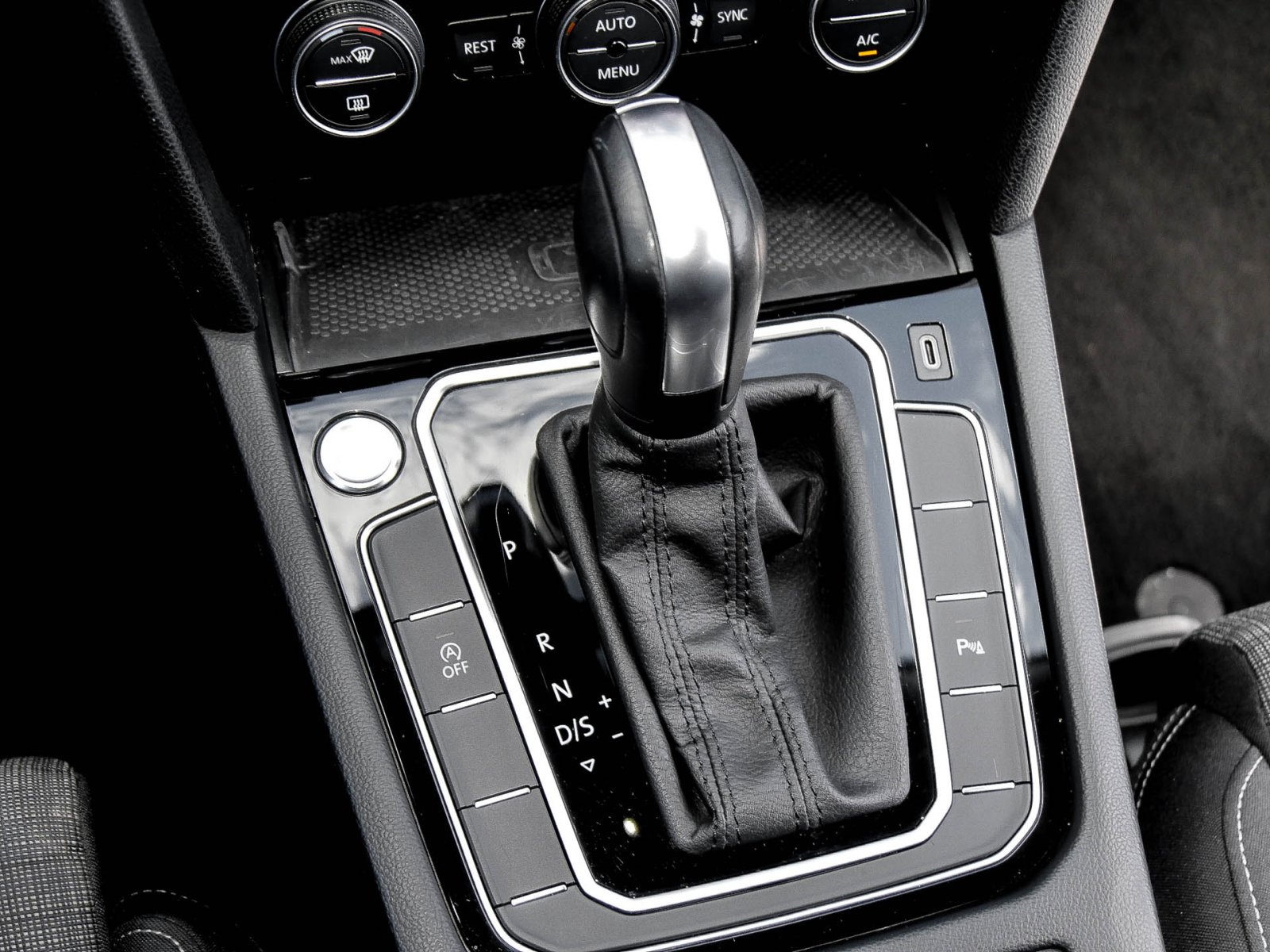 Volkswagen Passat Variant 1.5 Business NAVI AHK ALU LED