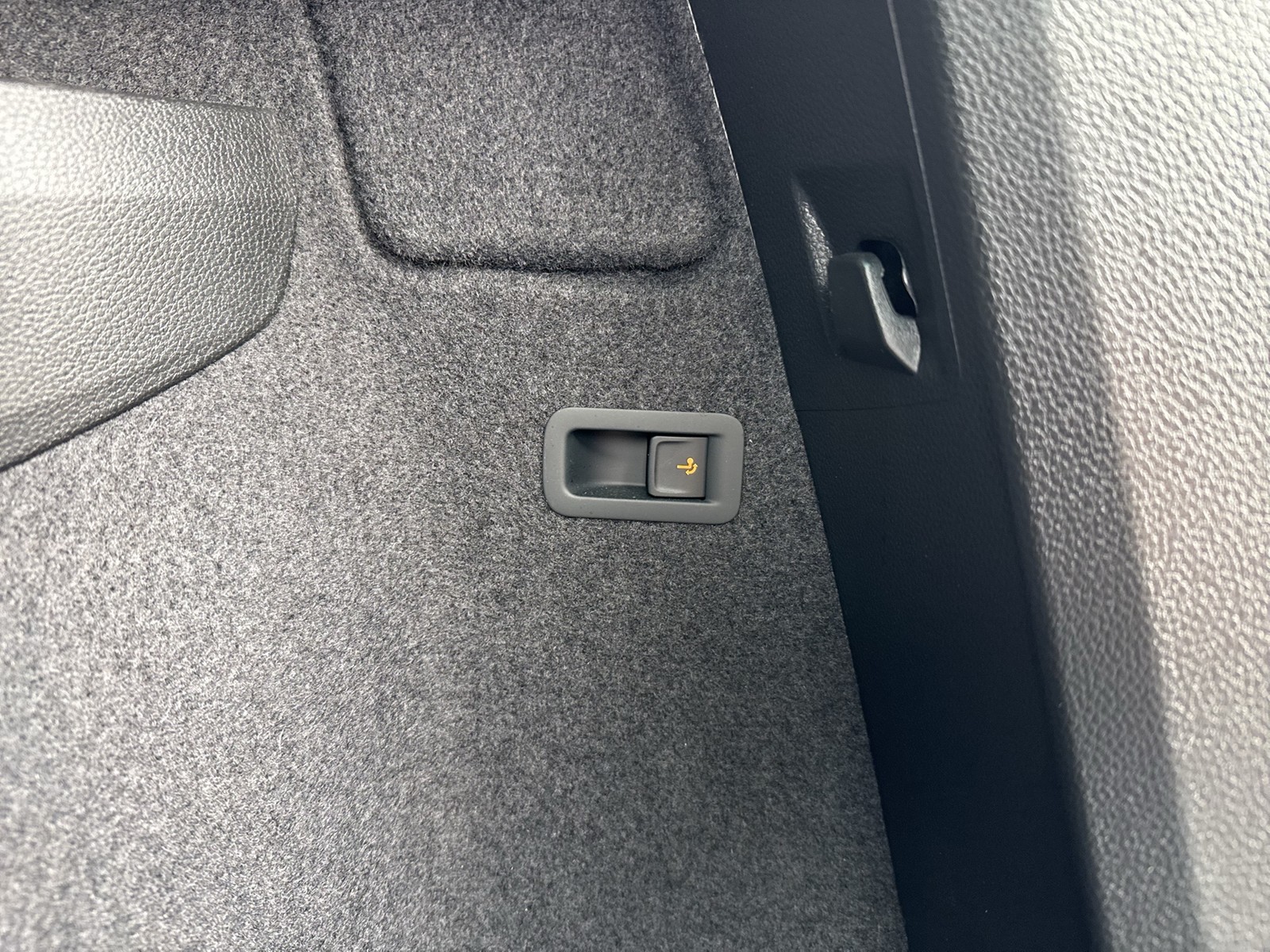 Skoda Karoq 2.0 TOUR AHK CAM MATRIX NAVI LM17 CARPLAY