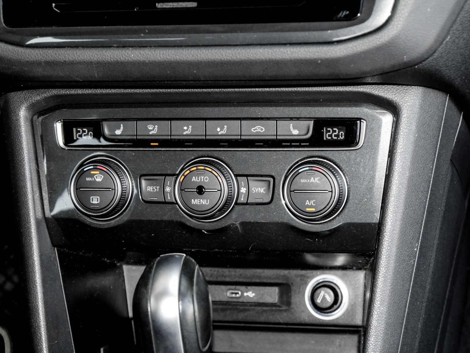 Volkswagen Tiguan 1.5 SITZHEIZUNG TEMPOMAT EINPARKHILFE USB