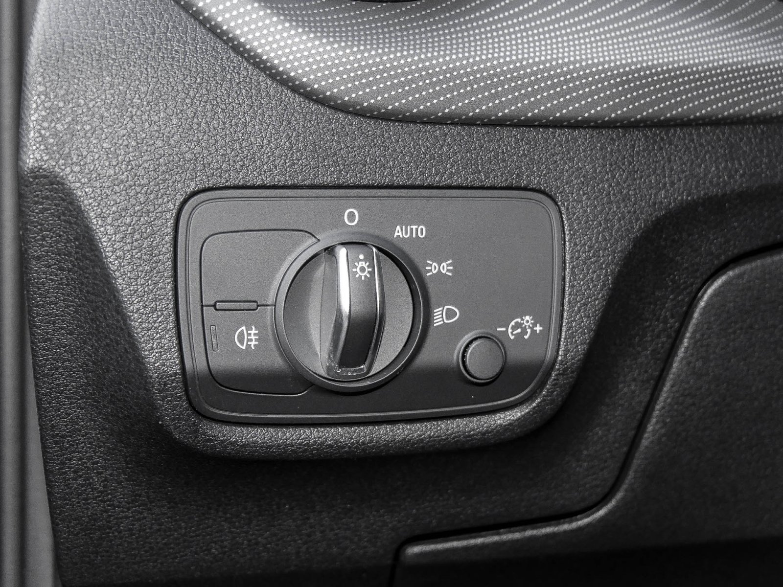 Audi Q2 35 S LINE NAVI+ AHK SPORTSITZE LM17