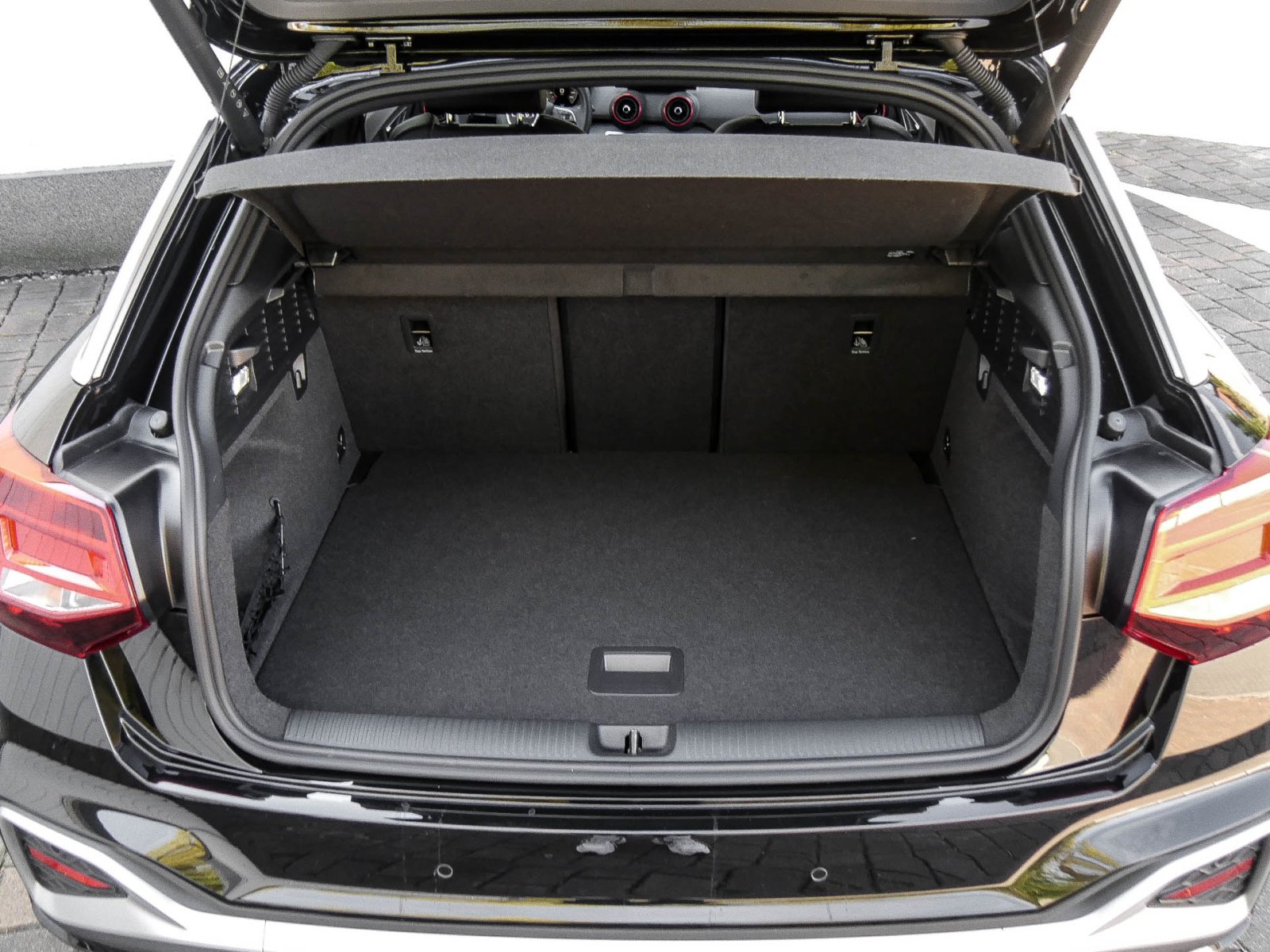 Audi Q2 35 S LINE NAVI+ AHK SPORTSITZE LM17