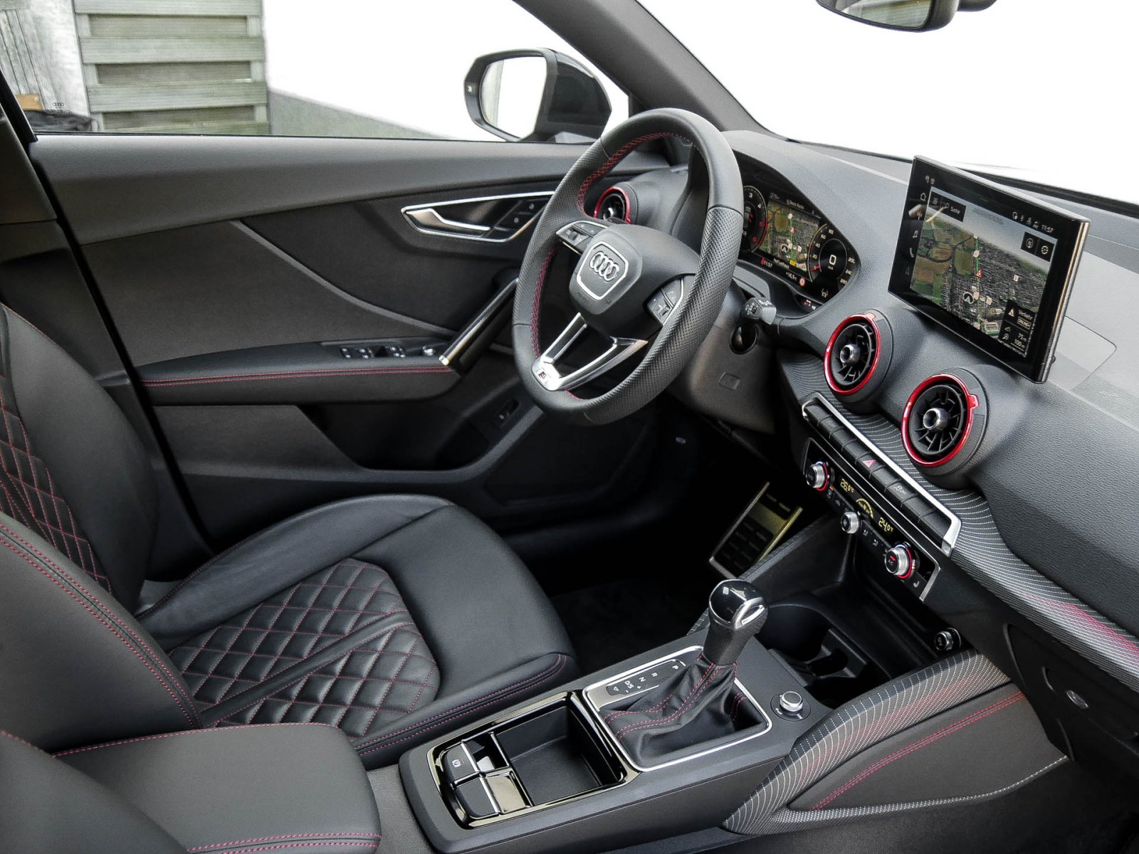 Audi Q2 35 S LINE NAVI+ AHK SPORTSITZE LM17