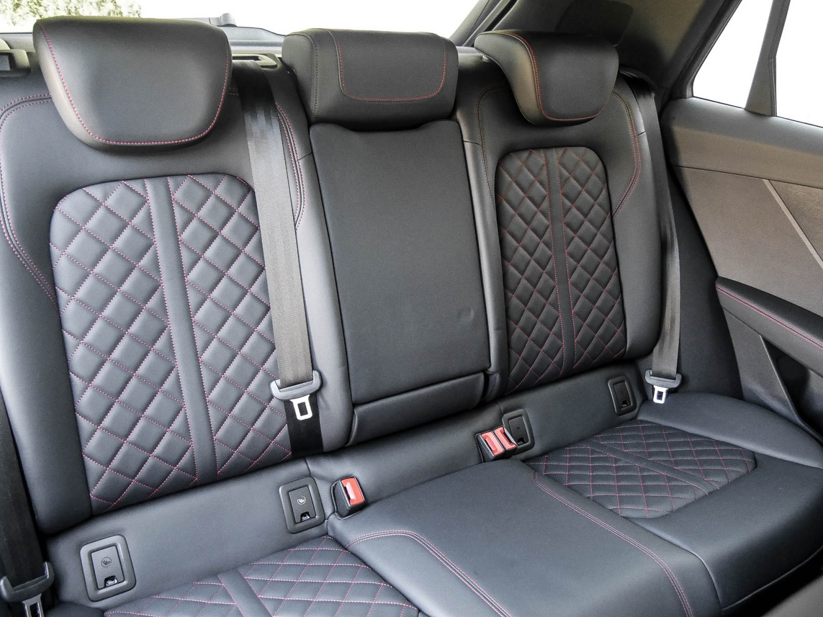 Audi Q2 35 S LINE NAVI+ AHK SPORTSITZE LM17