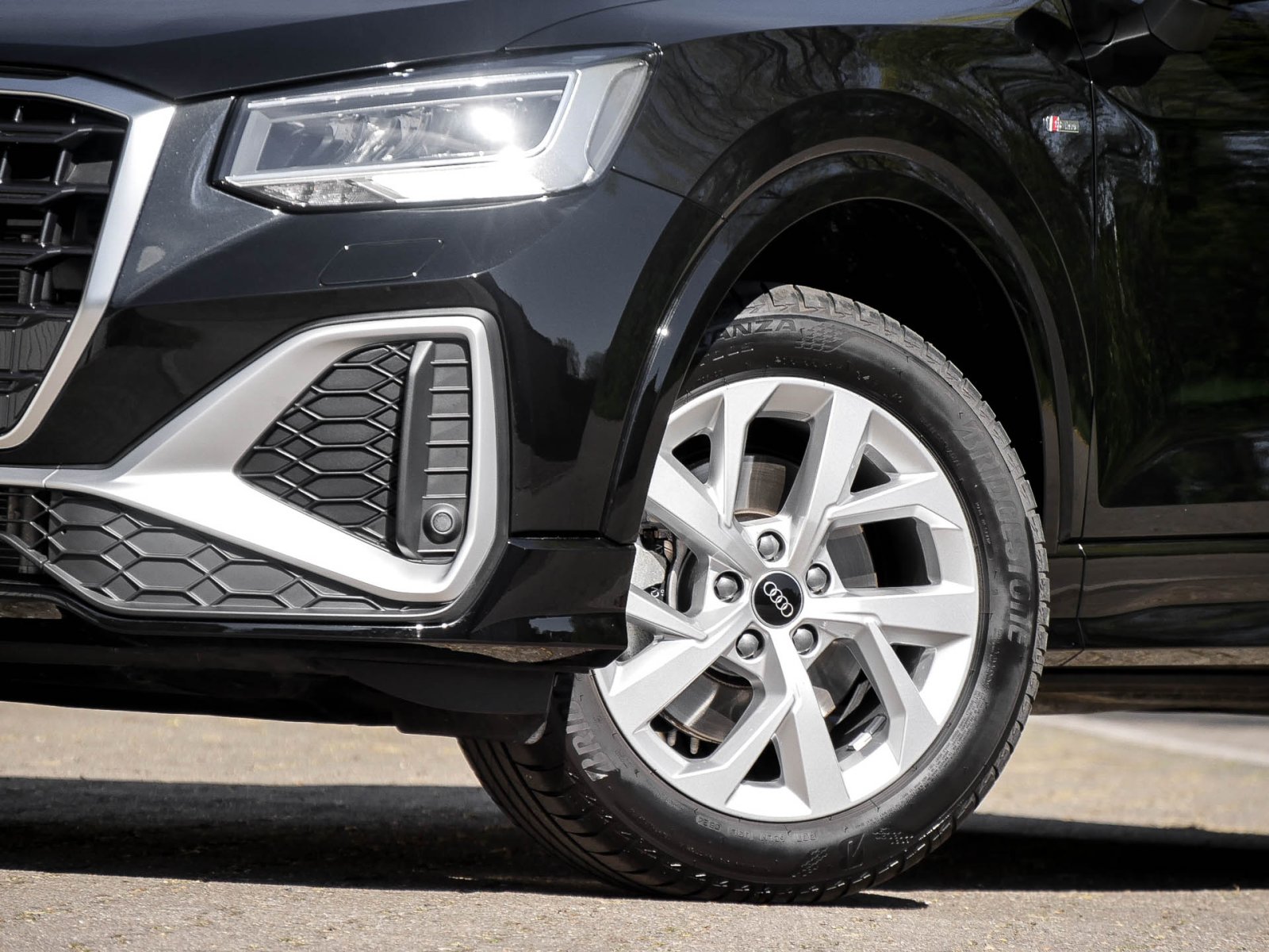 Audi Q2 35 S LINE NAVI+ AHK SPORTSITZE LM17