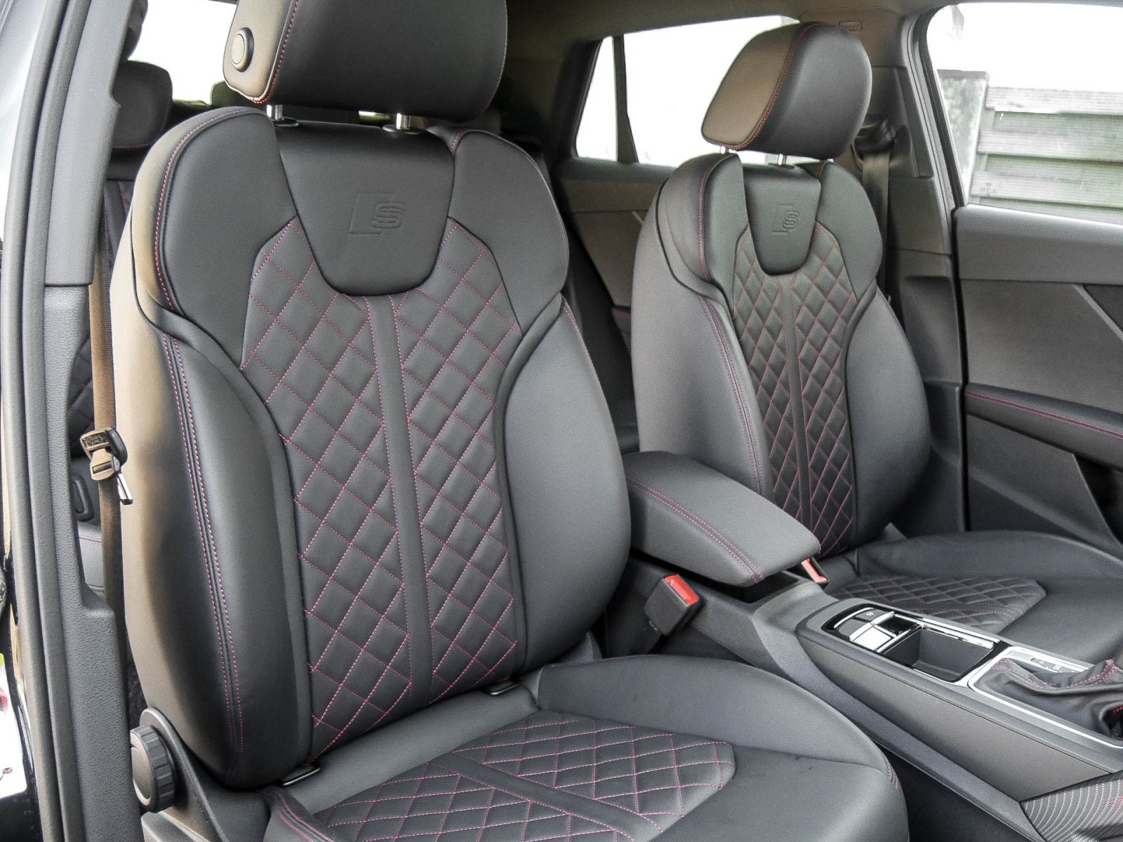 Audi Q2 35 S LINE NAVI+ AHK SPORTSITZE LM17