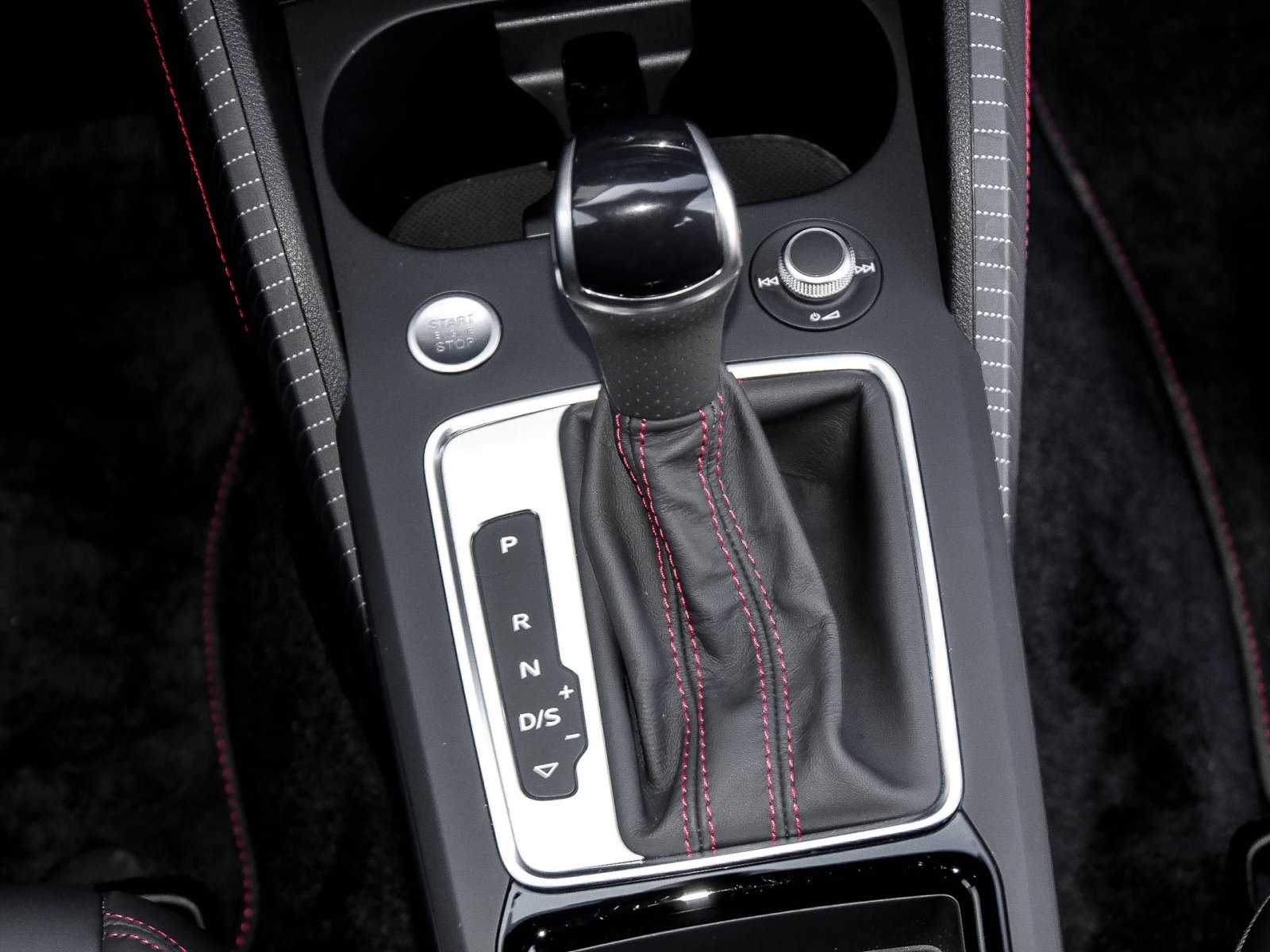 Audi Q2 35 S LINE NAVI+ AHK SPORTSITZE LM17