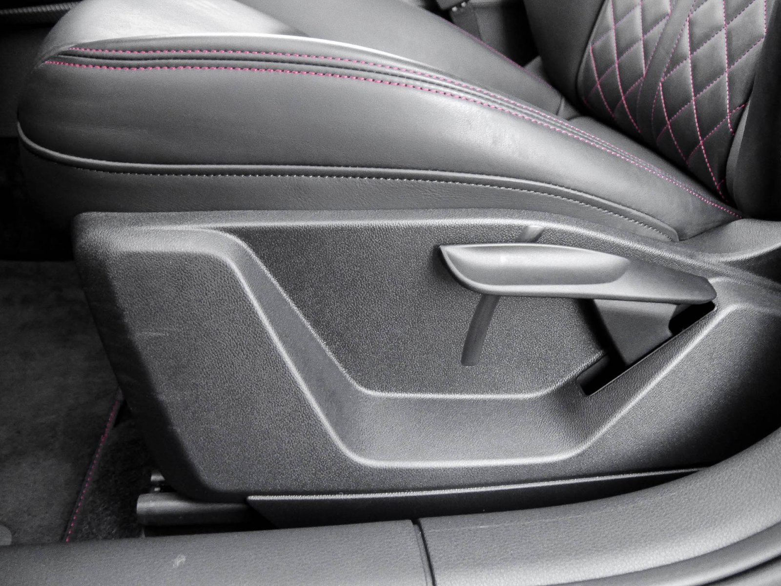 Audi Q2 35 S LINE NAVI+ AHK SPORTSITZE LM17