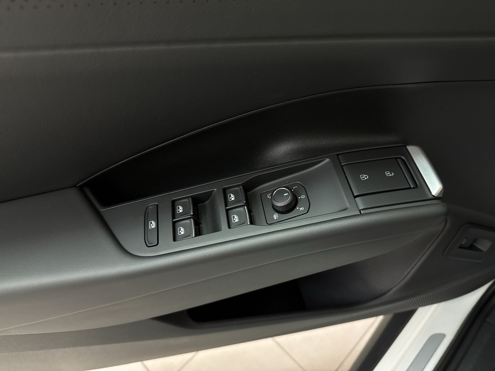 Volkswagen T-Roc 1.5 R-LINE DSG NEUESMODELL BLACKSTYLE LM20