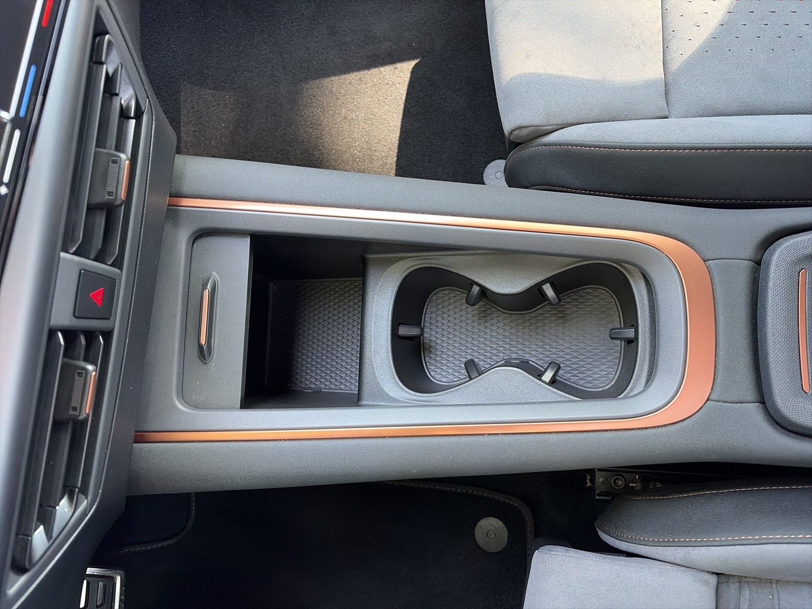 Cupra Born EDITION DYNAMIC CAM ACC LM19 NAVI SITZHEIZ.