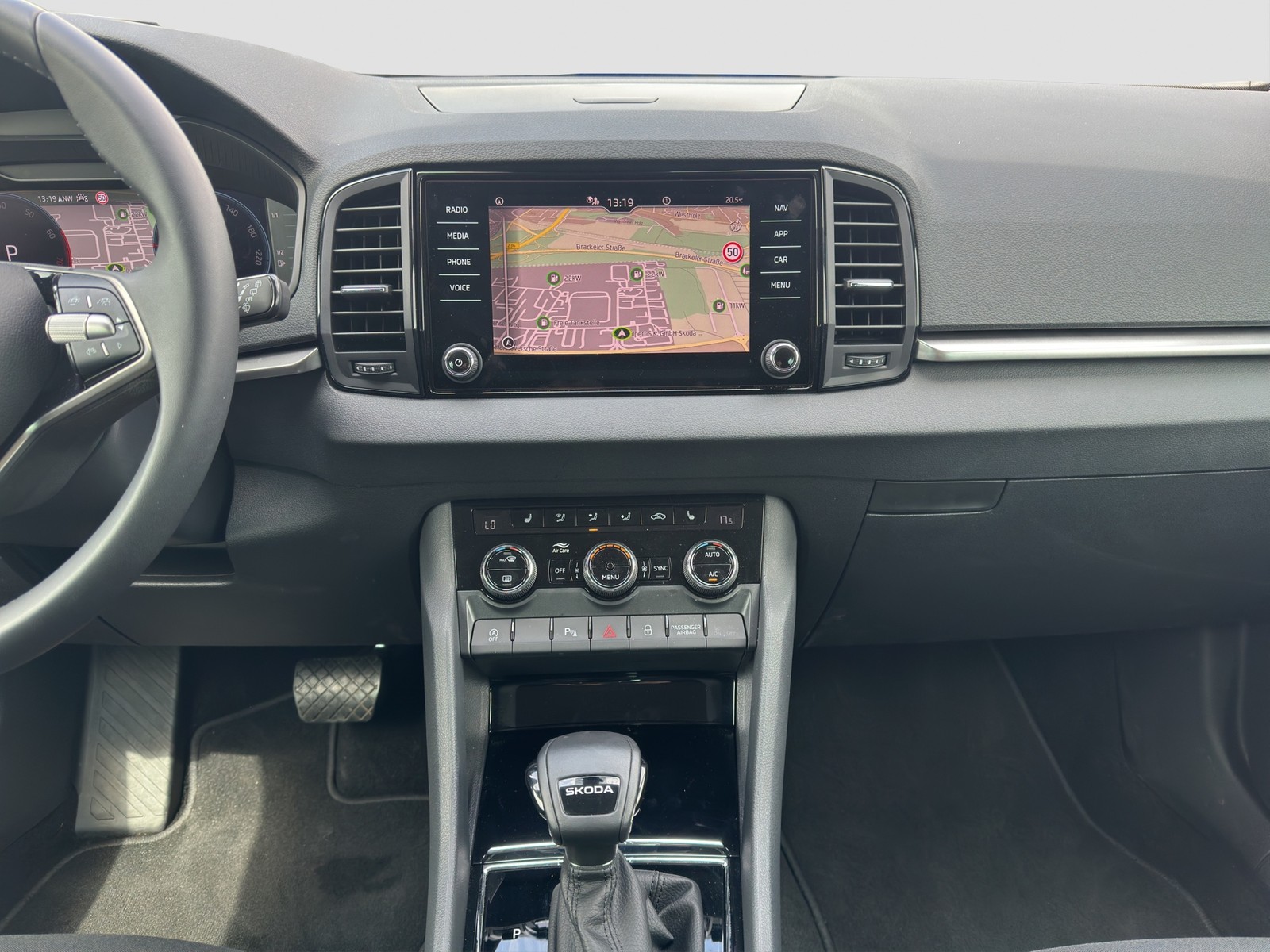 Skoda Karoq 1.5 SELECTION CAM ACC E-KLAPPE NAVI LM17