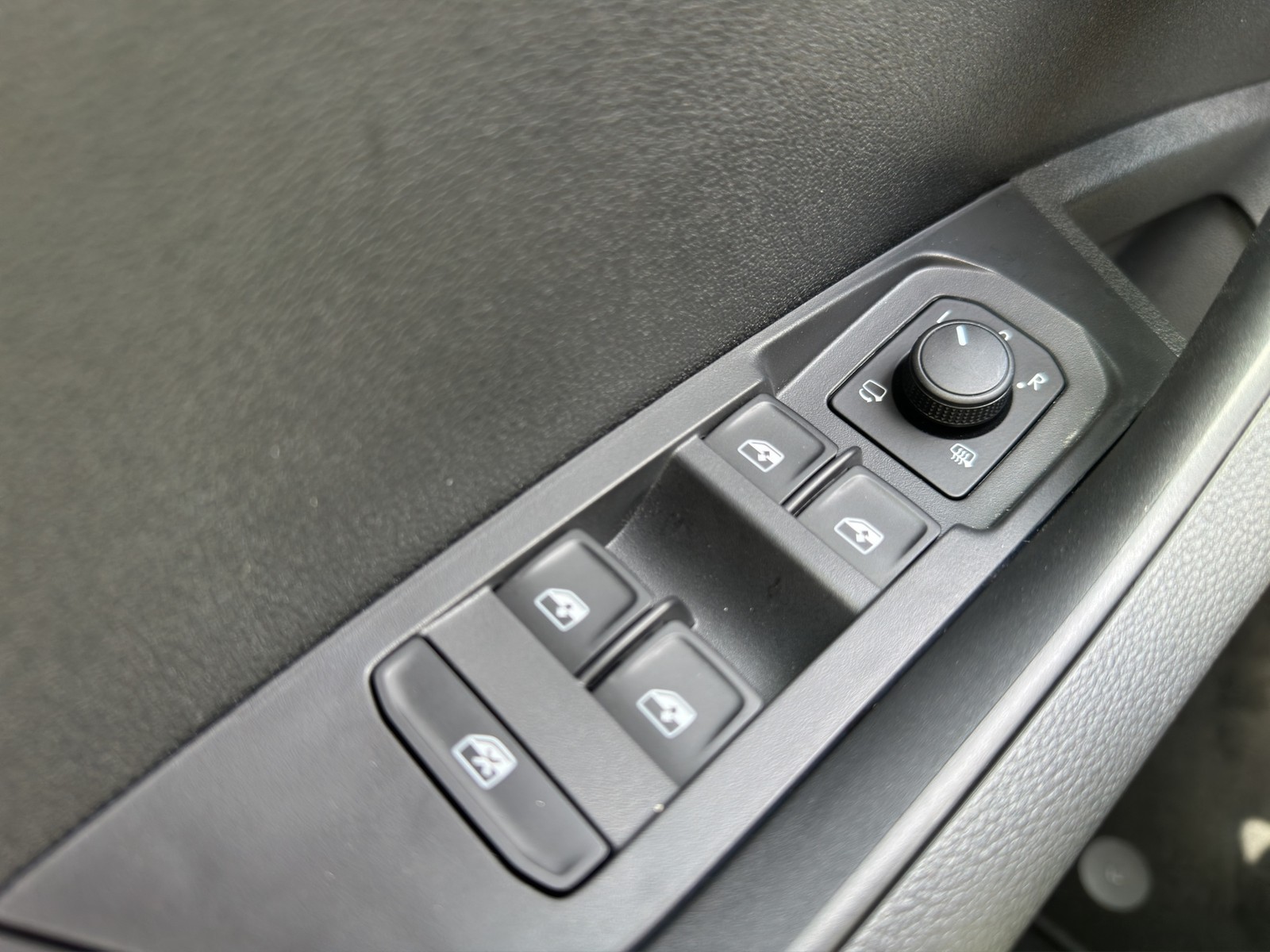Skoda Karoq 1.5 SELECTION CAM ACC E-KLAPPE NAVI LM17