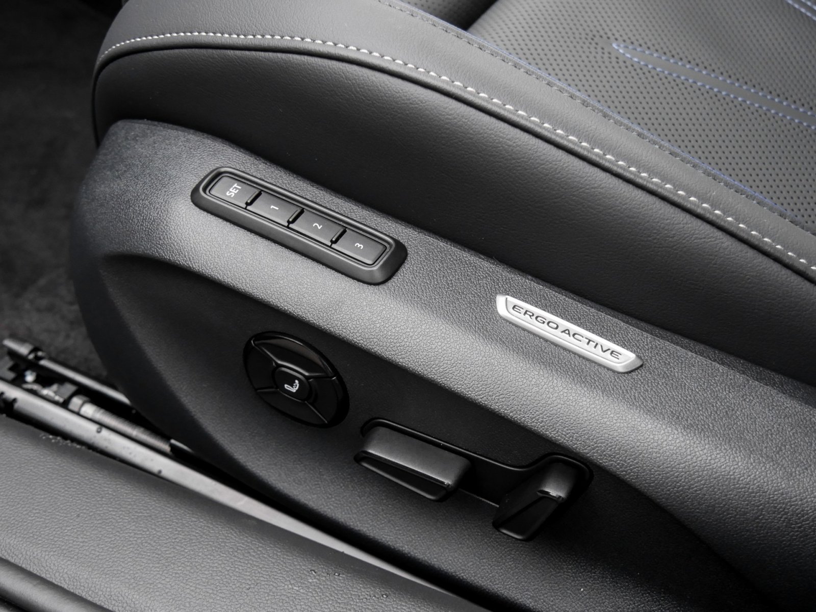 Volkswagen Passat Variant 2.0 R-LINE 4X4 NEUESMODELL AHK 19Z