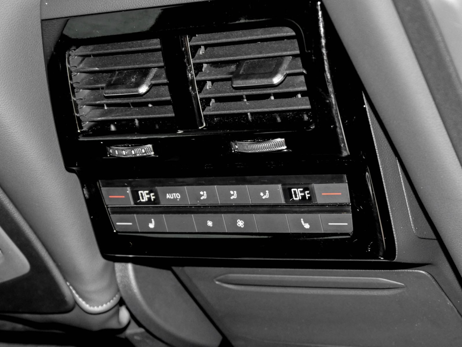 Volkswagen Touareg V6 R-LINE NEUES MODELL AHK CAM ACC LM19