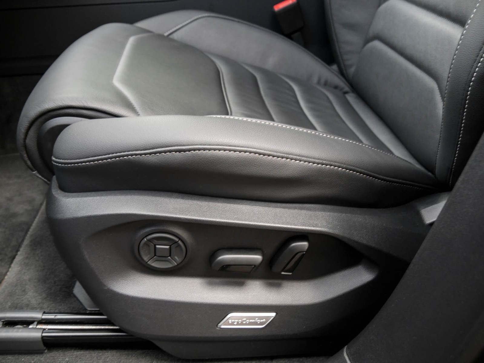 Volkswagen Touareg V6 R-LINE NEUES MODELL AHK CAM ACC LM19