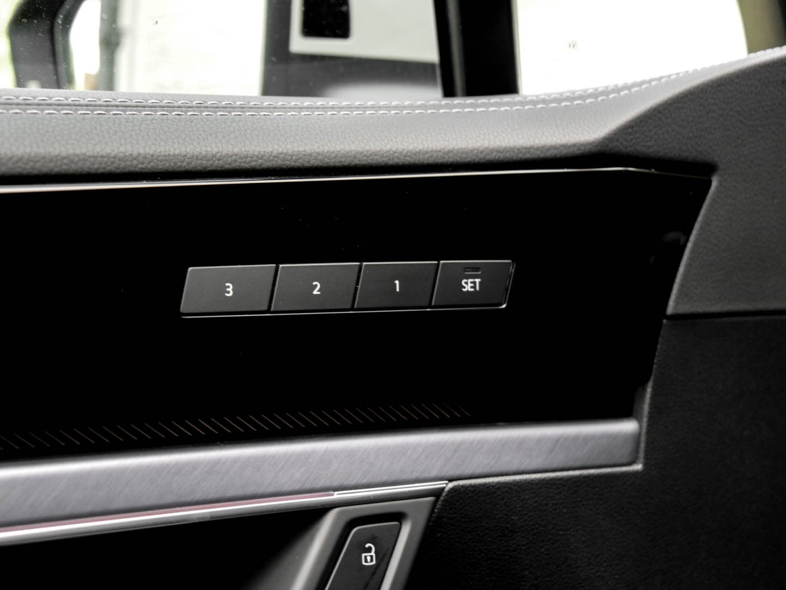 Volkswagen Touareg V6 R-LINE NEUES MODELL AHK CAM ACC LM19