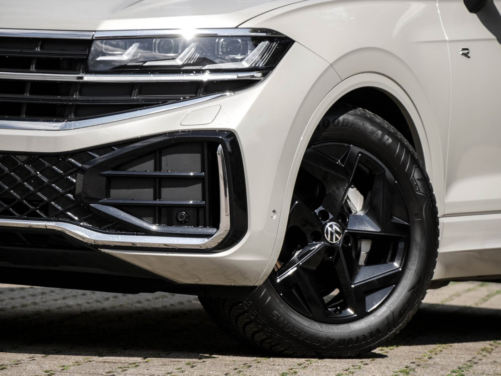 Volkswagen Touareg V6 R-LINE NEUES MODELL AHK CAM ACC LM19