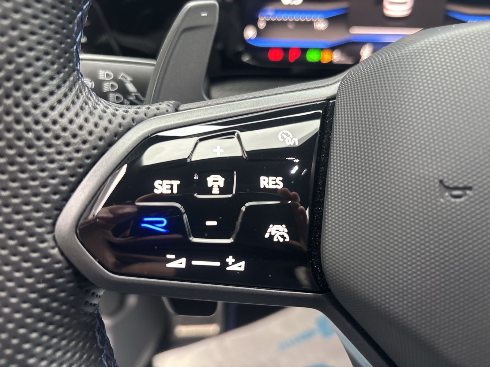 Volkswagen Golf VIII 2.0 R PANO 4X4 ACC ALU19" LED+