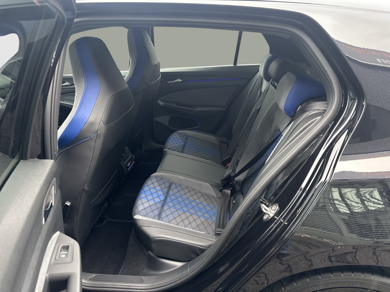 Volkswagen Golf VIII 2.0 R PANO 4X4 ACC ALU19" LED+