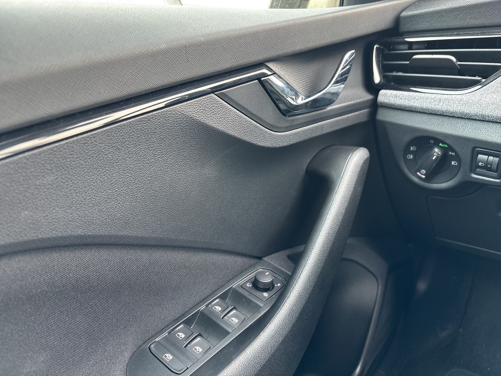 Skoda Kamiq 1.5 SELECTION CAM ACC NAVI CARPLAY SITZHZ.