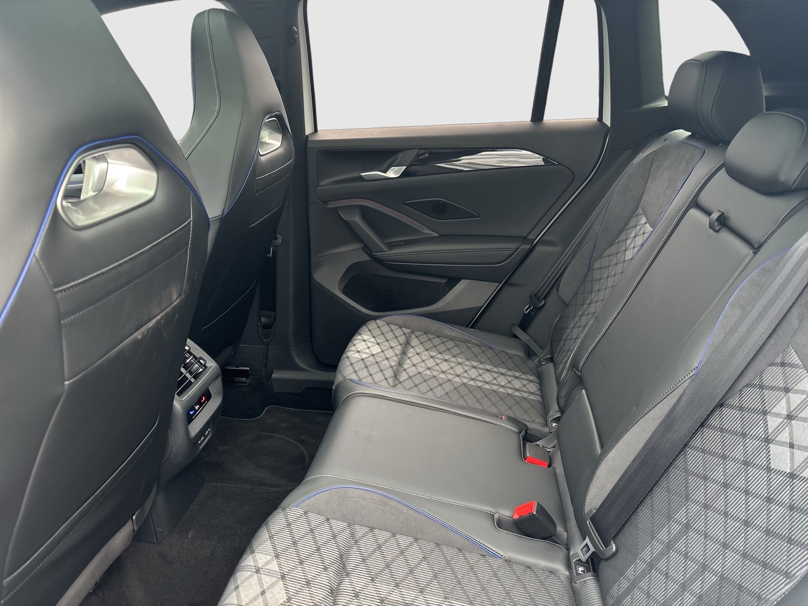 Volkswagen Tiguan 1.5 HYBRID R-LINE PANO AHK 360CAM LM19