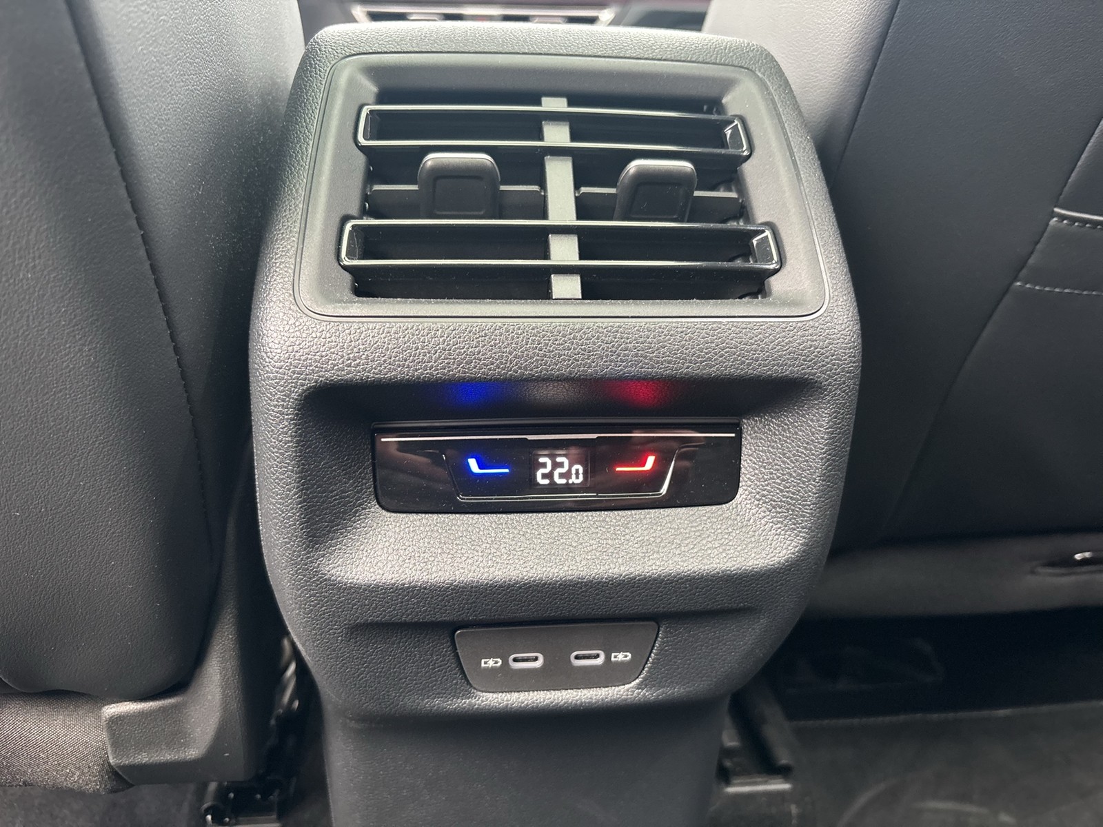 Volkswagen Tiguan 1.5 HYBRID R-LINE PANO AHK 360CAM LM19