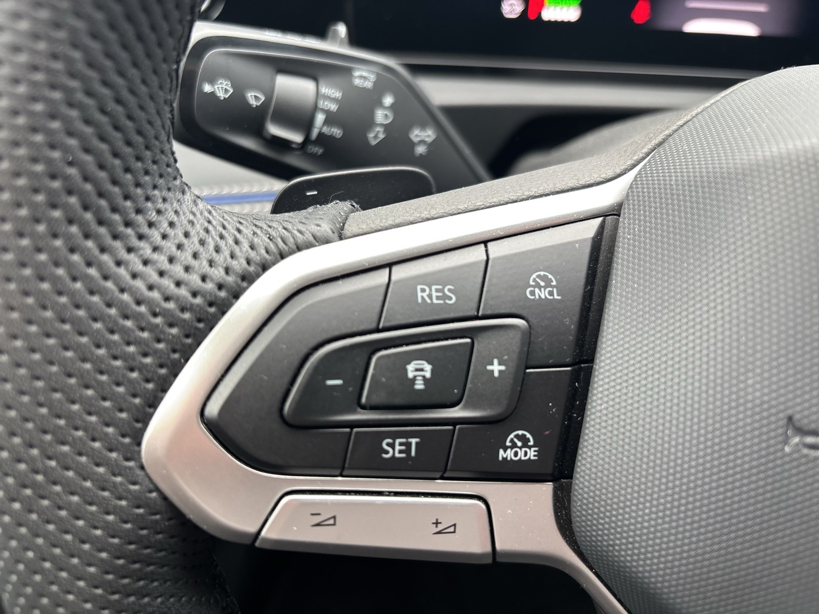 Volkswagen Tiguan 1.5 HYBRID R-LINE PANO AHK 360CAM LM19