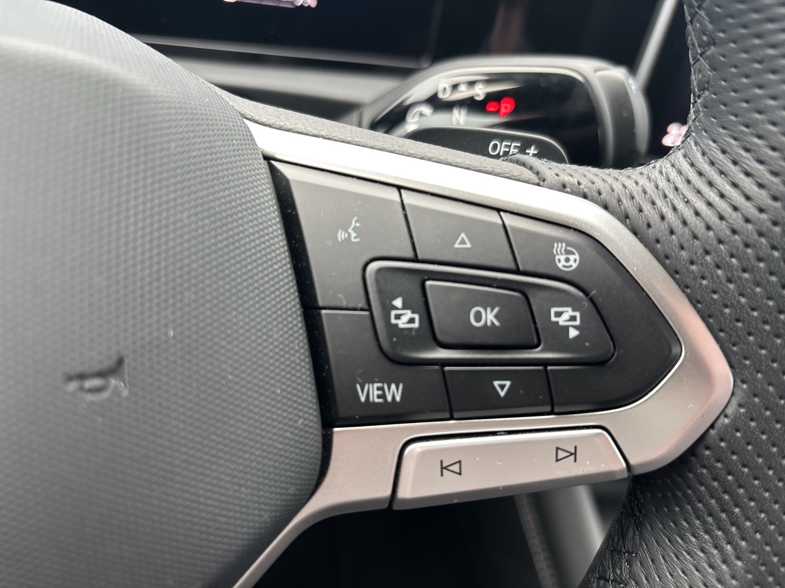 Volkswagen Tiguan 1.5 HYBRID R-LINE PANO AHK 360CAM LM19