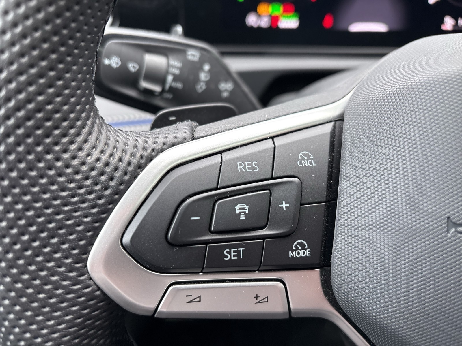 Volkswagen Tiguan 1.5 HYBRID R-LINE PANO AHK 360CAM LM19