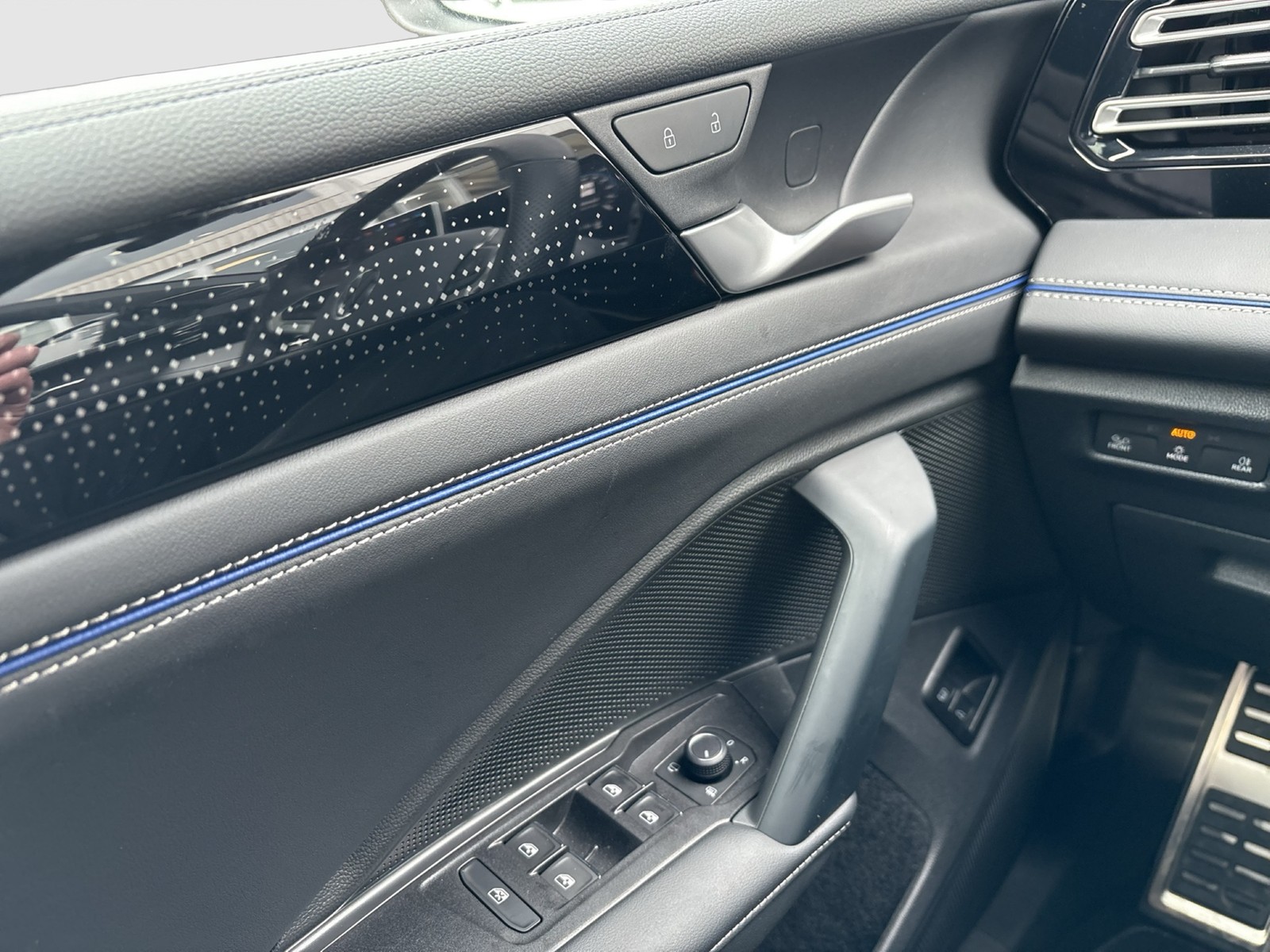 Volkswagen Tiguan 1.5 HYBRID R-LINE PANO AHK 360CAM LM19