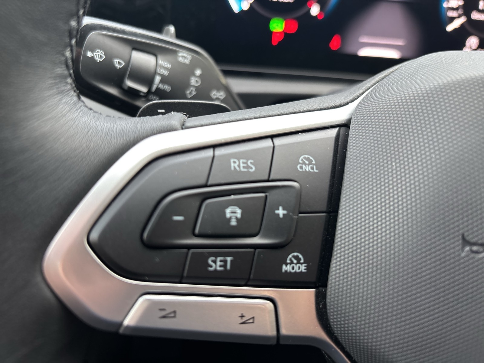 Volkswagen Tiguan 2.0 ELEGANCE 4X4 NEUES MODELL AHK 360°CAM