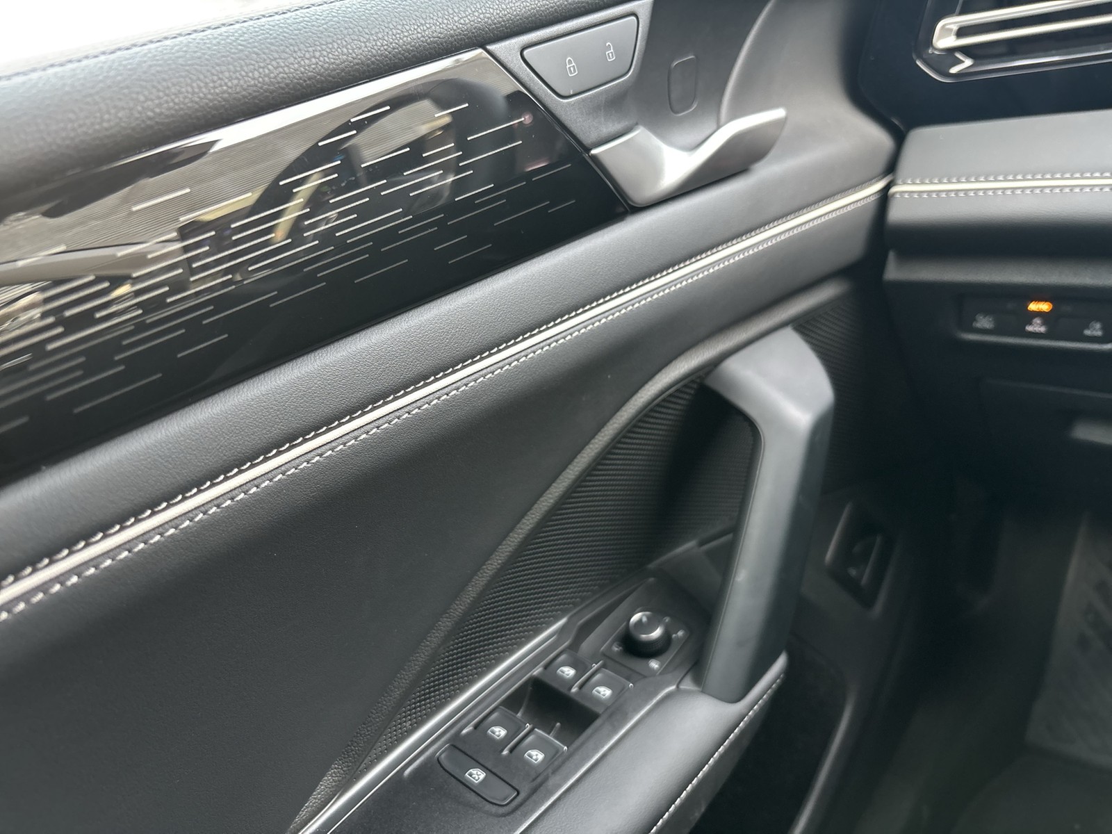 Volkswagen Tiguan 2.0 ELEGANCE 4X4 NEUES MODELL AHK 360°CAM