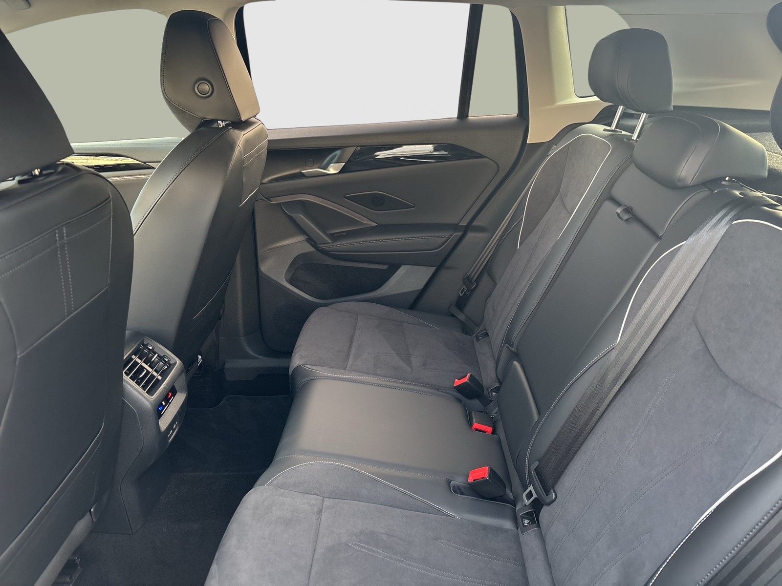 Volkswagen Tiguan 2.0 ELEGANCE 4X4 NEUES MODELL AHK 360°CAM