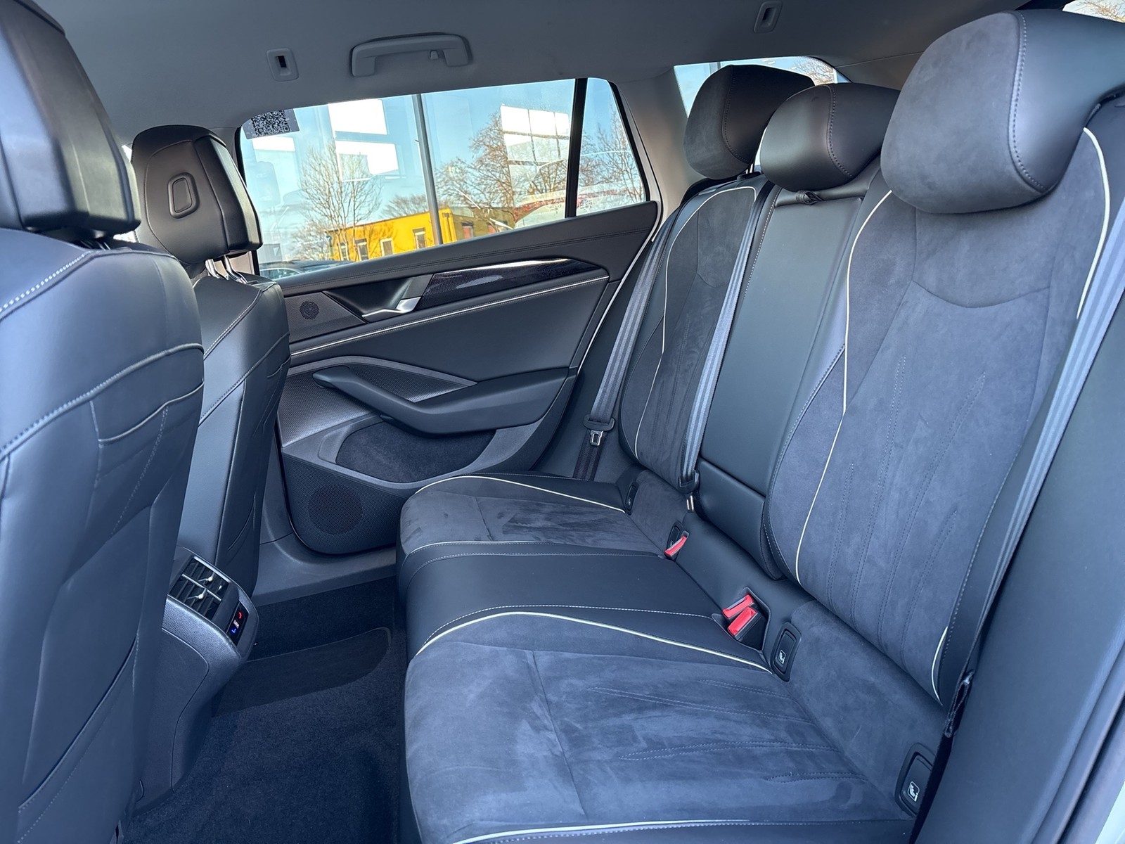 Volkswagen Passat Variant 1.5 eTSI BUSINESS AHK 360CAM ACC