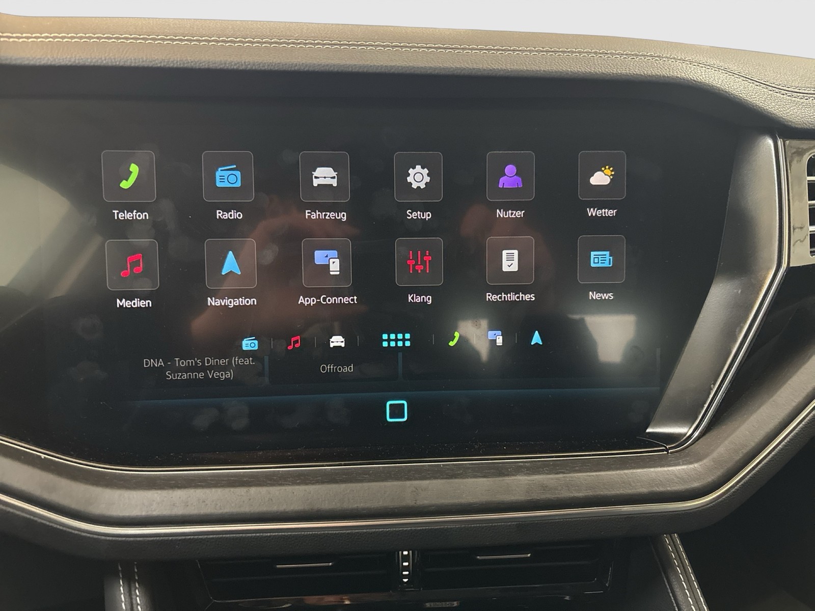 Volkswagen Touareg V6 NEUES MODELL AHK CAM ACC LUFTFEDERUNG