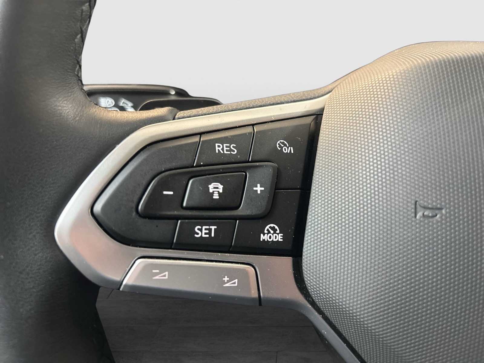 Volkswagen Touareg V6 NEUES MODELL AHK CAM ACC LUFTFEDERUNG