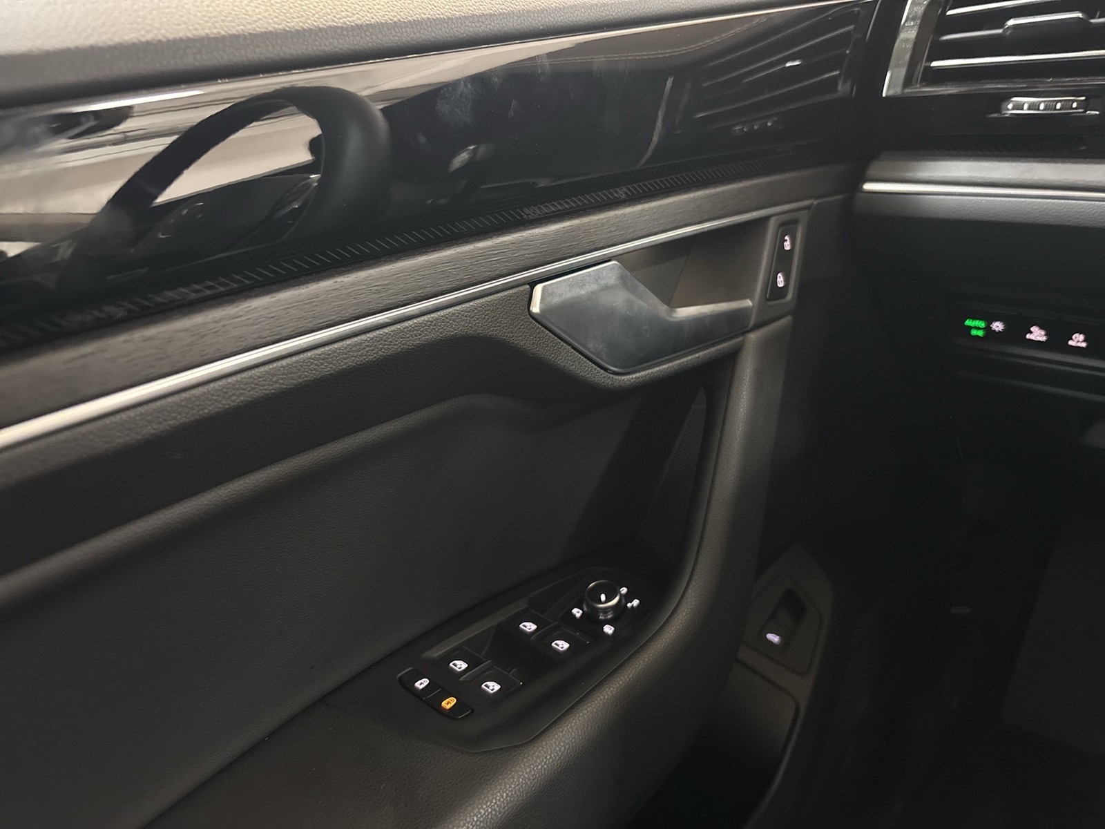 Volkswagen Touareg V6 NEUES MODELL AHK CAM ACC LUFTFEDERUNG