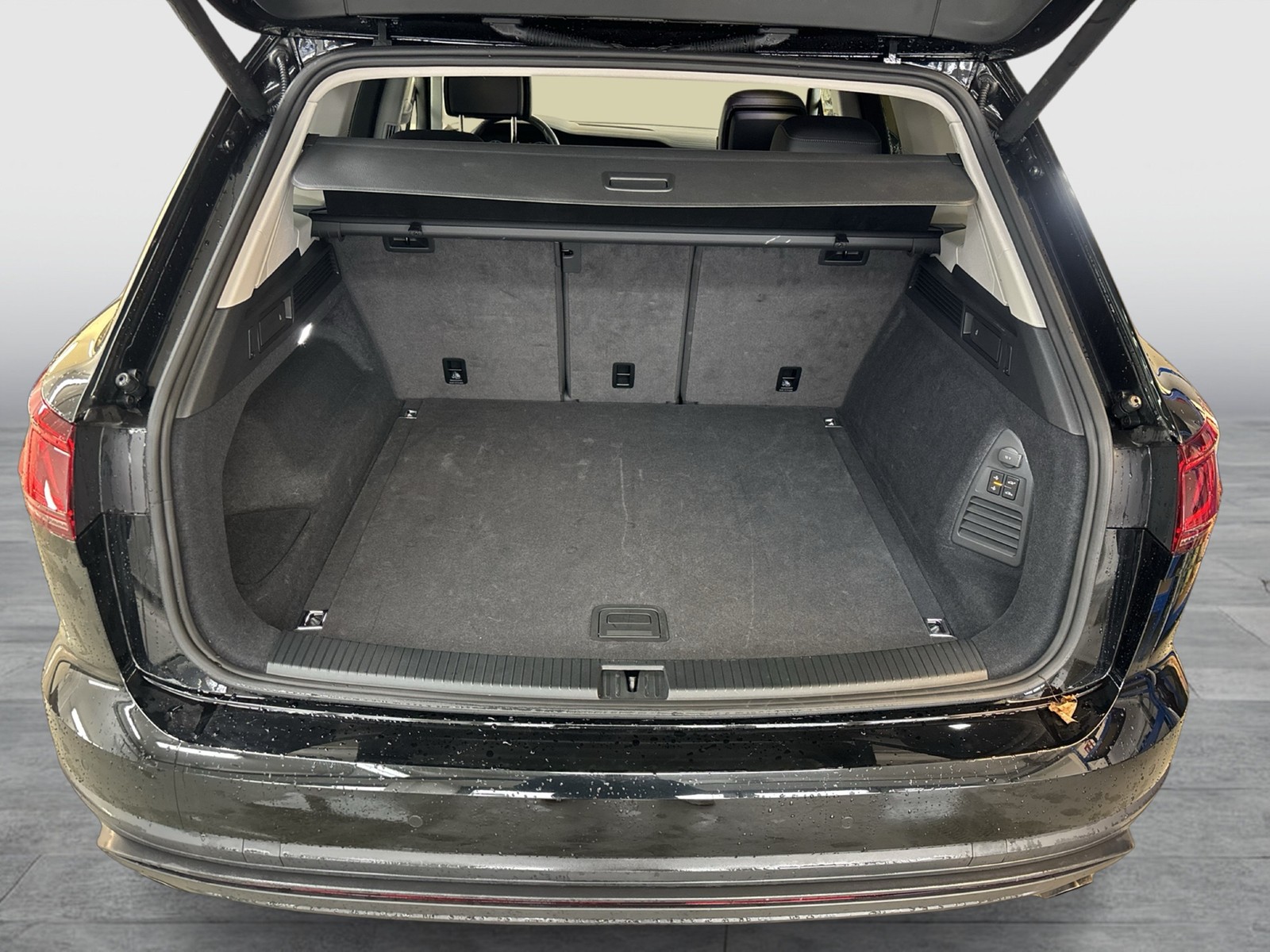 Volkswagen Touareg V6 NEUES MODELL AHK CAM ACC LUFTFEDERUNG