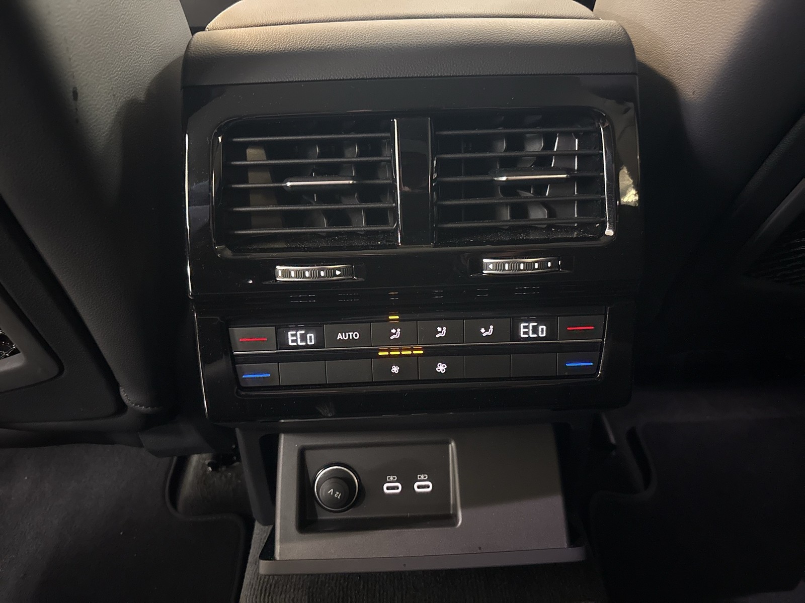 Volkswagen Touareg V6 NEUES MODELL AHK CAM ACC LUFTFEDERUNG