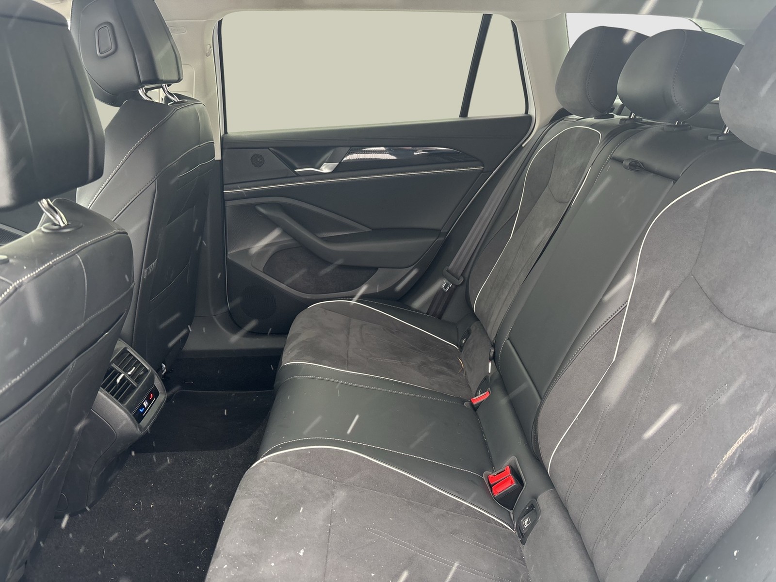 Volkswagen Passat Variant 1.5 eTSI BUSINESS NEUESMODELL AHK