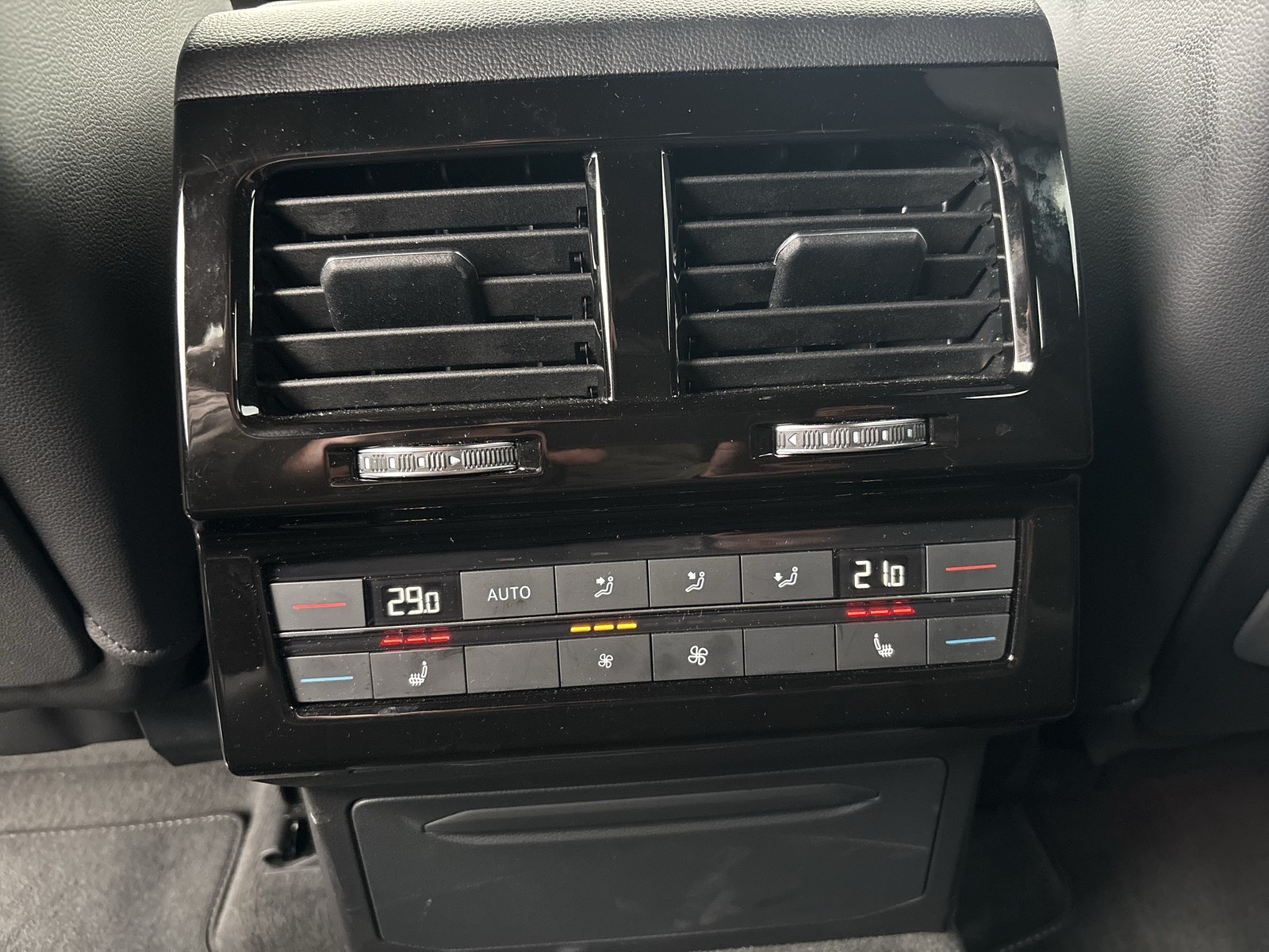 Volkswagen Touareg V6 R-LINE NEUES MODELL AHK CAM HEAD-UP